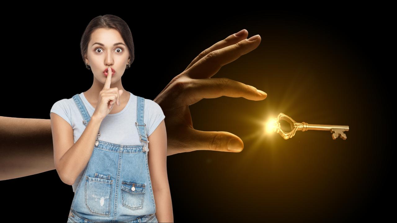 Mulher faz gesto de silêncio ao lado de uma mão prestes a pegar uma chave dourada iluminada. Final da frase: o sucesso construído no silêncio.