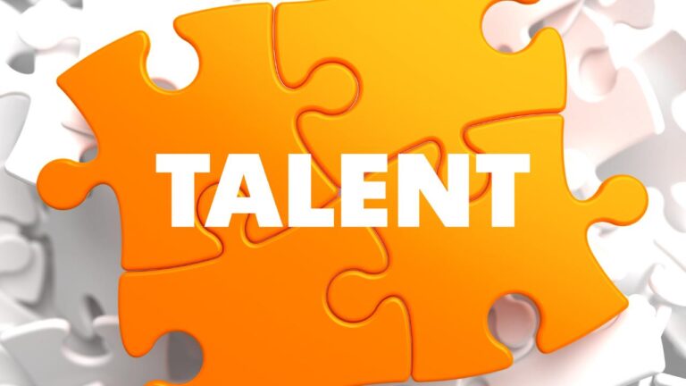 Peça de quebra-cabeça laranja com a palavra Talent ao centro, simbolizando por que talento não é suficiente para alcançar alta performance.