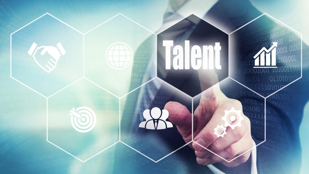 Profissional apontando para o ícone “Talent” em uma rede de conexões visuais, destacando que talento precisa de estratégia e ação para gerar alta performance.