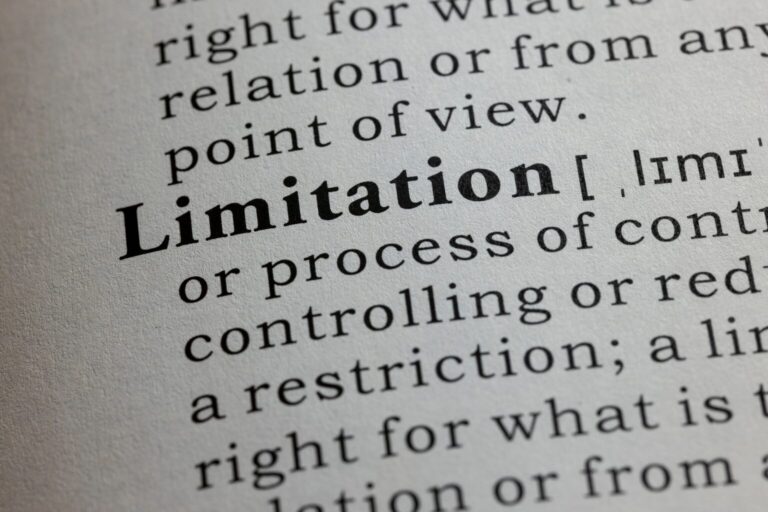 A palavra "Limitation" destacada em negrito no dicionário, com a definição ao redor. Finaliza com a frase: como expandir seus limites pessoais.