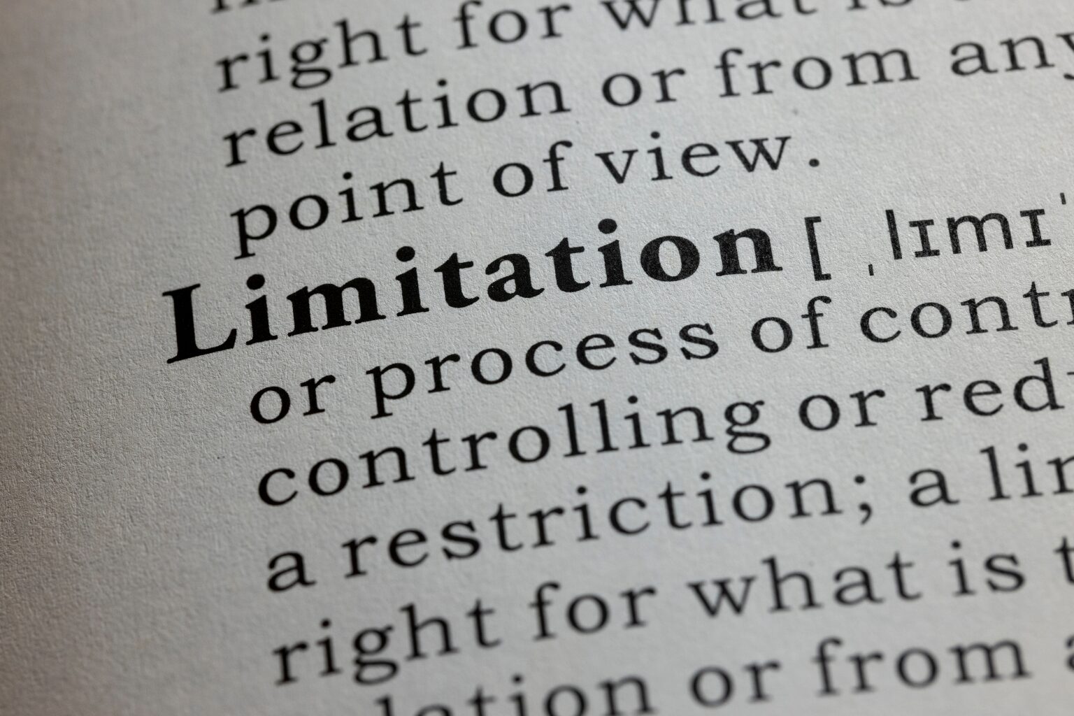 A palavra "Limitation" destacada em negrito no dicionário, com a definição ao redor. Finaliza com a frase: como expandir seus limites pessoais.